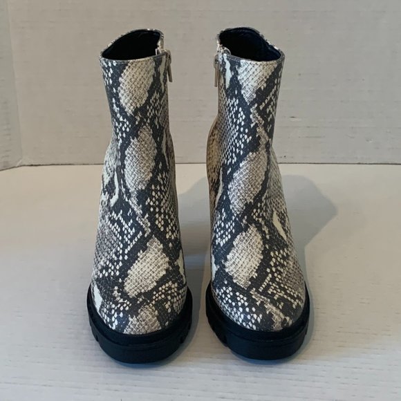 Steve Madden Womens Snake Skin Pattern Ankle High Boot Zipper Sides Size 5.5M - Picture 2 of 13